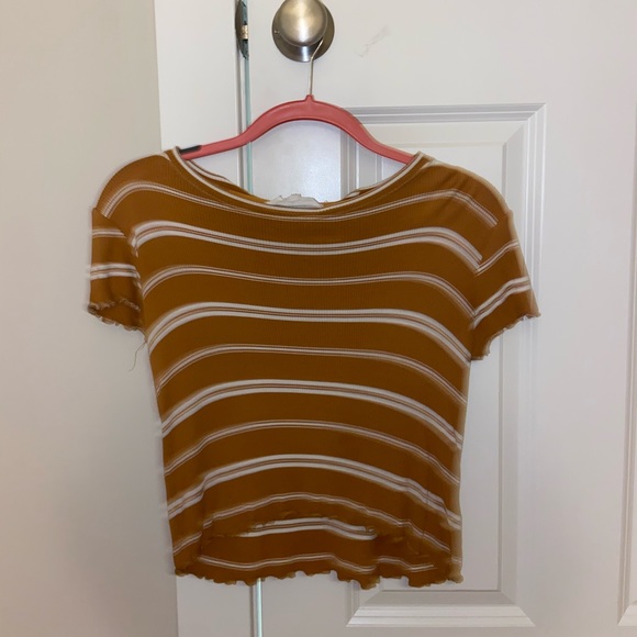 A super cute summer crop top! - Picture 1 of 2